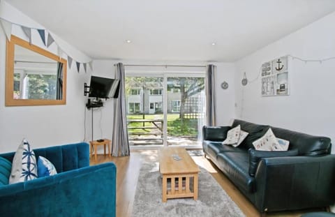 House (Atlantic Reach – Cozy 2-Bed with Pa) | Living room | TV