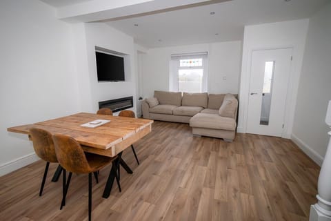 House (Spacious 3BR Swansea House near City ) | Dining
