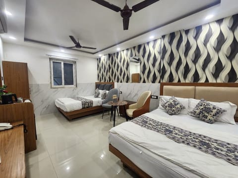 Hypo-allergenic bedding, desk, laptop workspace, free WiFi