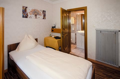 Single Room | In-room safe, blackout drapes, soundproofing, free WiFi