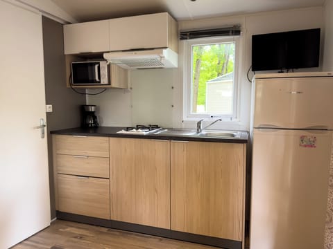 Cottage, 1 Bedroom | Private kitchen | Microwave, highchair, cookware/dishes/utensils