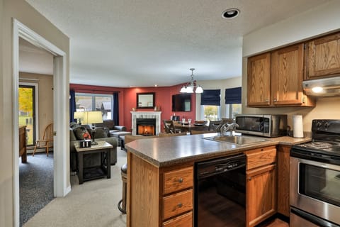 Condo, 3 Bedrooms | Private kitchen | Fridge, oven, coffee/tea maker, toaster