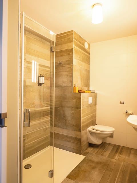 Deluxe Double Room | Bathroom | Eco-friendly toiletries, hair dryer, towels, soap