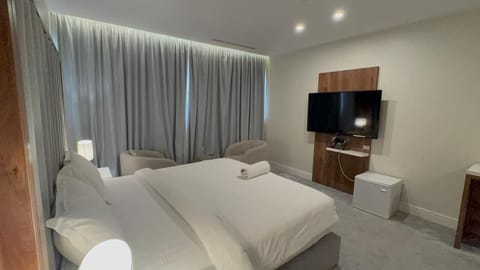 Deluxe Double Room | Blackout drapes, soundproofing, WiFi (free)