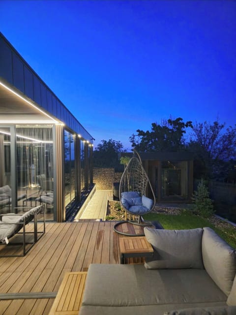 House, Smoking | Balcony