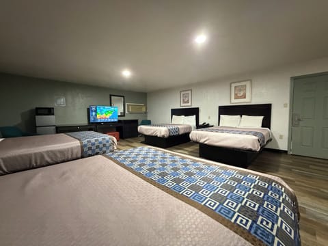Deluxe Quadruple Room, 1 Bedroom | Free WiFi, bed sheets
