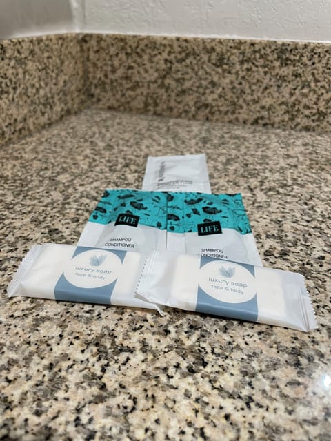 Combined shower/tub, towels