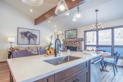 Condo, Multiple Beds, Balcony, Mountain View (Skiway Chalet) | Interior