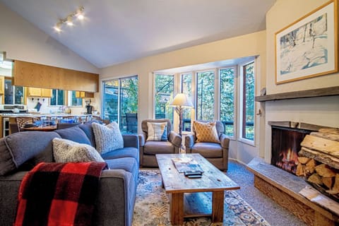 House, Multiple Beds, Patio, Mountain View (Bigwood Bliss) | Living area | 42-inch flat-screen TV with digital channels