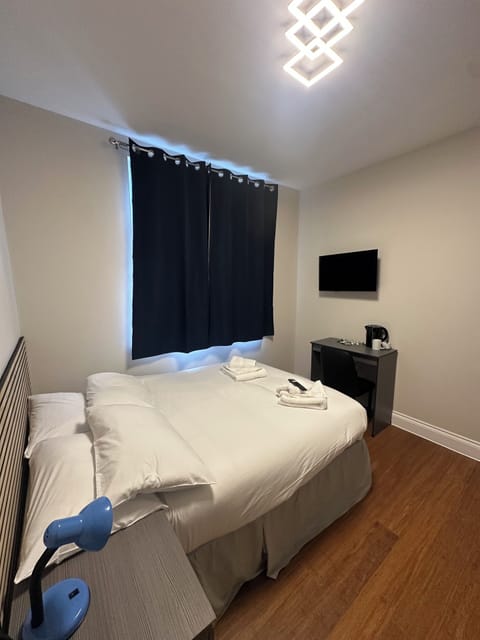 Deluxe Double Room | Desk, soundproofing, iron/ironing board, bed sheets