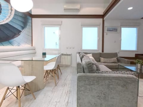 Deluxe Apartment | Living area | Flat-screen TV