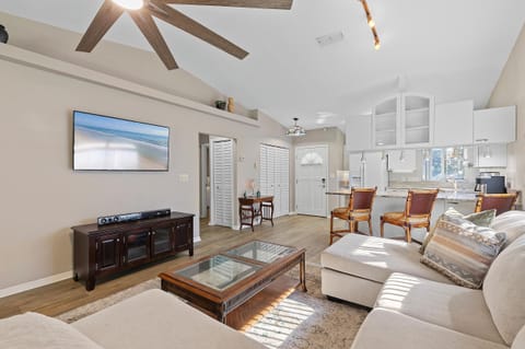 House, Multiple Beds (Beachside Bungalow) | Living area