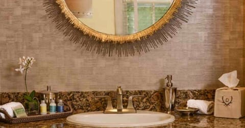 Room, 1 Queen Bed, Non Smoking | Bathroom | Free toiletries, hair dryer, towels, soap