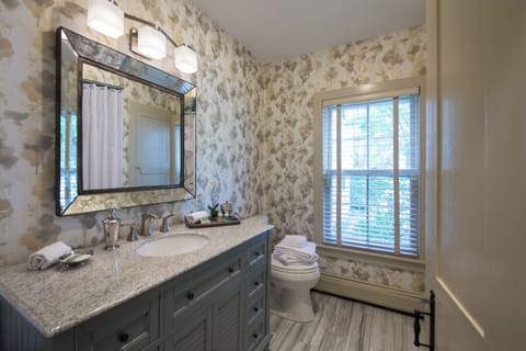 Classic Suite | Bathroom | Free toiletries, hair dryer, towels, soap