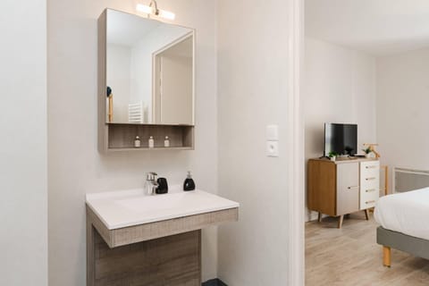 Shower, towels, soap, shampoo