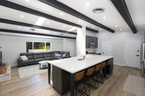 Comfort House, 5 Bedrooms, Patio, Mountain View | In-room dining