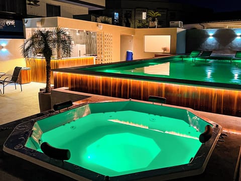 Outdoor spa tub