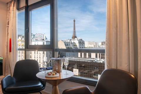 Junior Suite (View on the Eiffel Tower ) | In-room safe, soundproofing, free WiFi, bed sheets