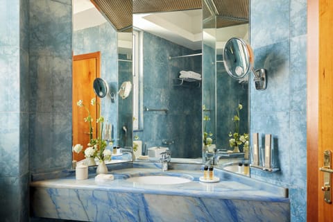 Executive Suite, Sea View | Bathroom | Free toiletries, hair dryer, towels