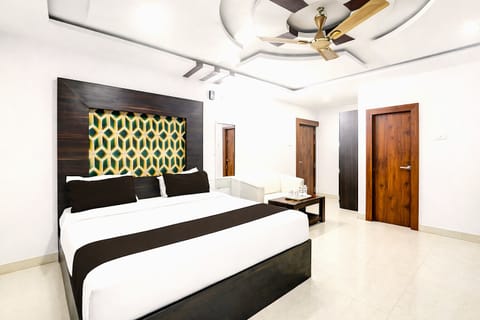 Family Room | Desk, laptop workspace, WiFi (free), bed sheets