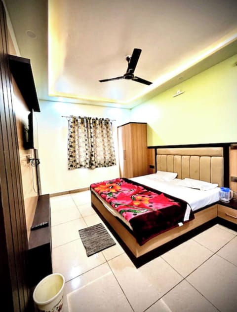 Hypo-allergenic bedding, desk, soundproofing, free WiFi