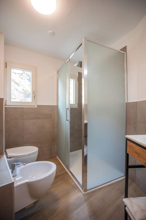 Twin Room, 2 Twin Beds | Bathroom | Shower, free toiletries, hair dryer, towels