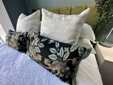 Standard Double Room, Ensuite | Iron/ironing board, free WiFi