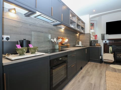 Fridge, microwave, dishwasher, cookware/dishes/utensils