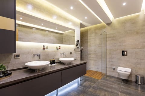 Family Condo, 3 Bedrooms, Kitchen, City View | Bathroom | Hair dryer, bathrobes, slippers, towels