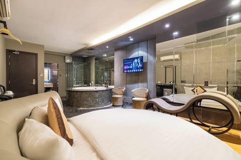 Luxury Double Room | Desk, free WiFi, bed sheets