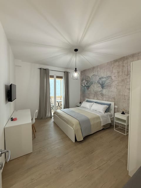 Fiori di Loto | Desk, laptop workspace, soundproofing, iron/ironing board