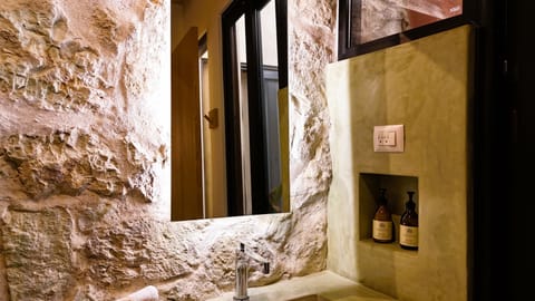 Double Room | Bathroom | Hair dryer, towels, soap, shampoo