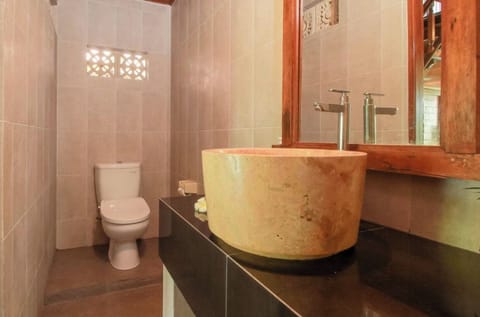 Family Room | Bathroom | Shower, free toiletries, hair dryer, bidet