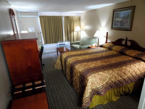 Room, 1 King Bed, Non Smoking | Iron/ironing board, rollaway beds, free WiFi, bed sheets