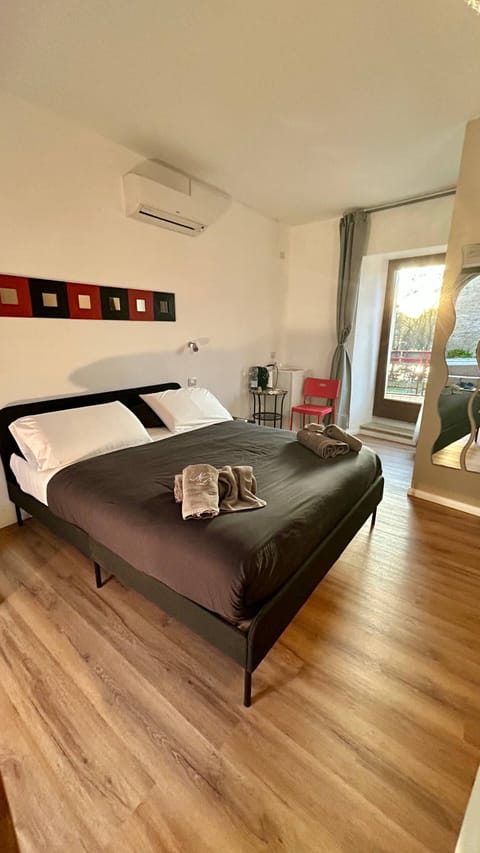 Desk, laptop workspace, free WiFi