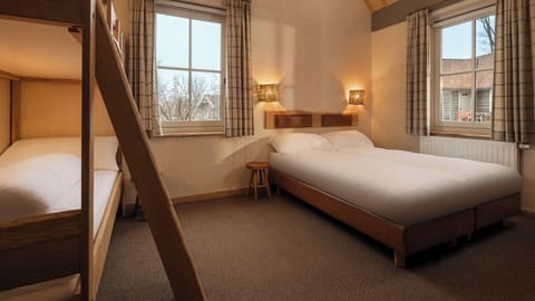 Lodge 6-persons (with unlimited amusement park access) | WiFi (free), bed sheets