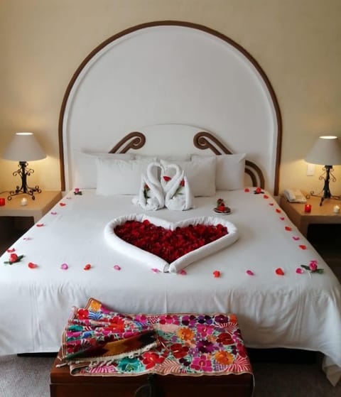 Junior Suite, 1 King Bed | In-room safe, desk, blackout drapes, iron/ironing board