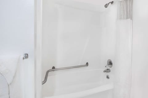 Combined shower/tub, free toiletries, towels