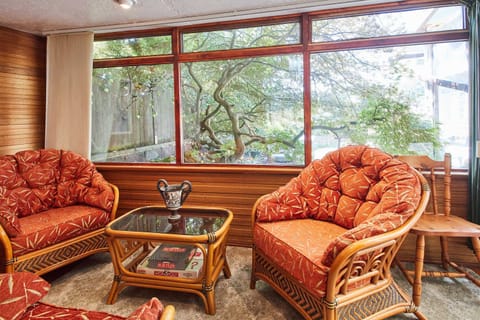 House | 4 bedrooms, desk