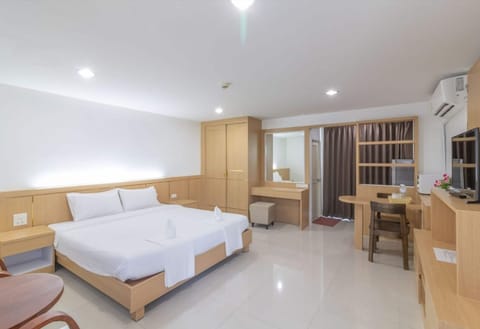 Minibar, desk, free WiFi