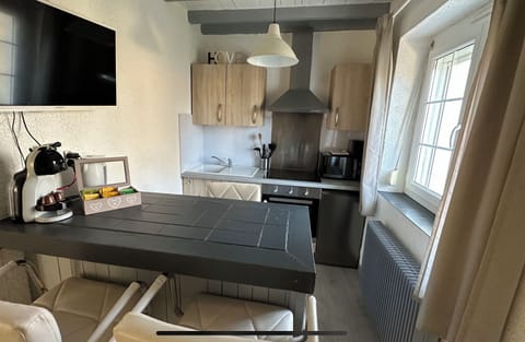 Studio, Balcony, Courtyard View | Private kitchen