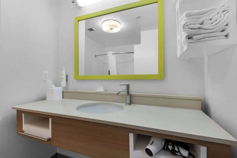 Room, 1 King Bed, Accessible, Non Smoking | Bathroom | Combined shower/tub, free toiletries, hair dryer, towels