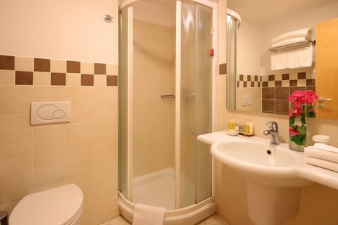 Combined shower/tub, free toiletries, hair dryer, slippers