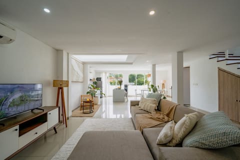 Comfort Villa, 2 Bedrooms | Living room | 43-inch TV with cable channels