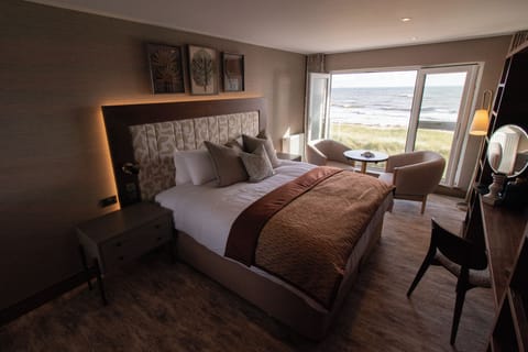 Premium Room | Desk, laptop workspace, iron/ironing board, free WiFi