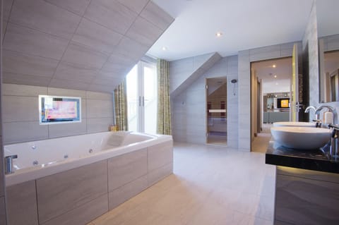 Executive Room | Bathroom | Hair dryer, towels, soap, shampoo