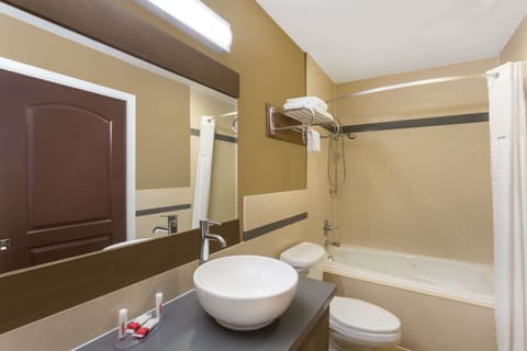 Combined shower/tub, jetted tub, hair dryer, towels