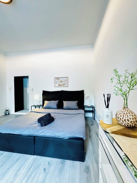 Basic Apartment | Iron/ironing board