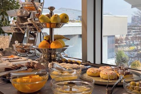 Free daily buffet breakfast