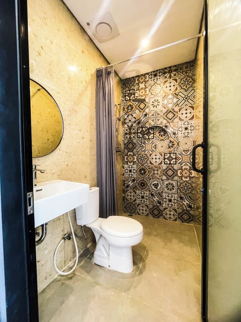 Deluxe Double Room, 1 King Bed | Bathroom | Shower, free toiletries, towels, soap